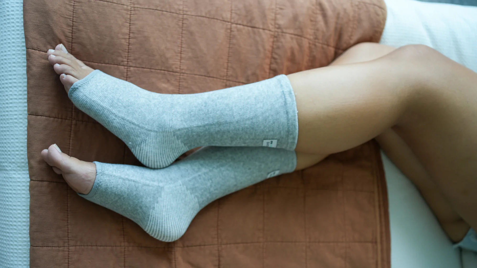 Personne dormant avec les chaussettes Bampress